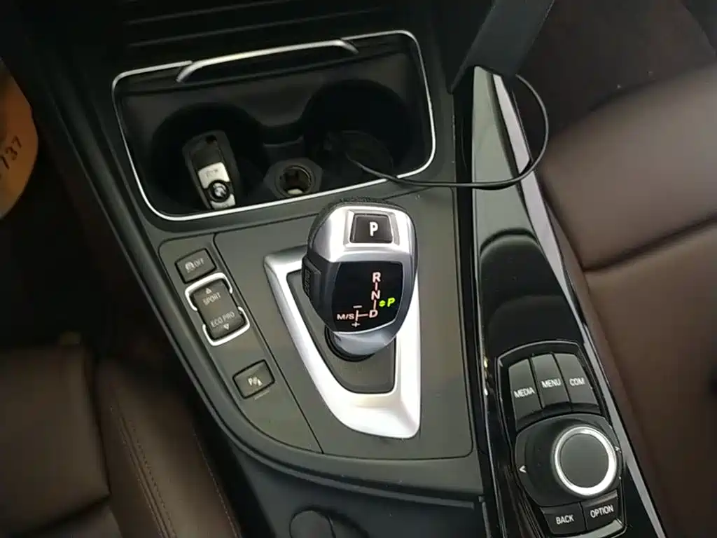 BMW 3 Series 2018 — фото 14