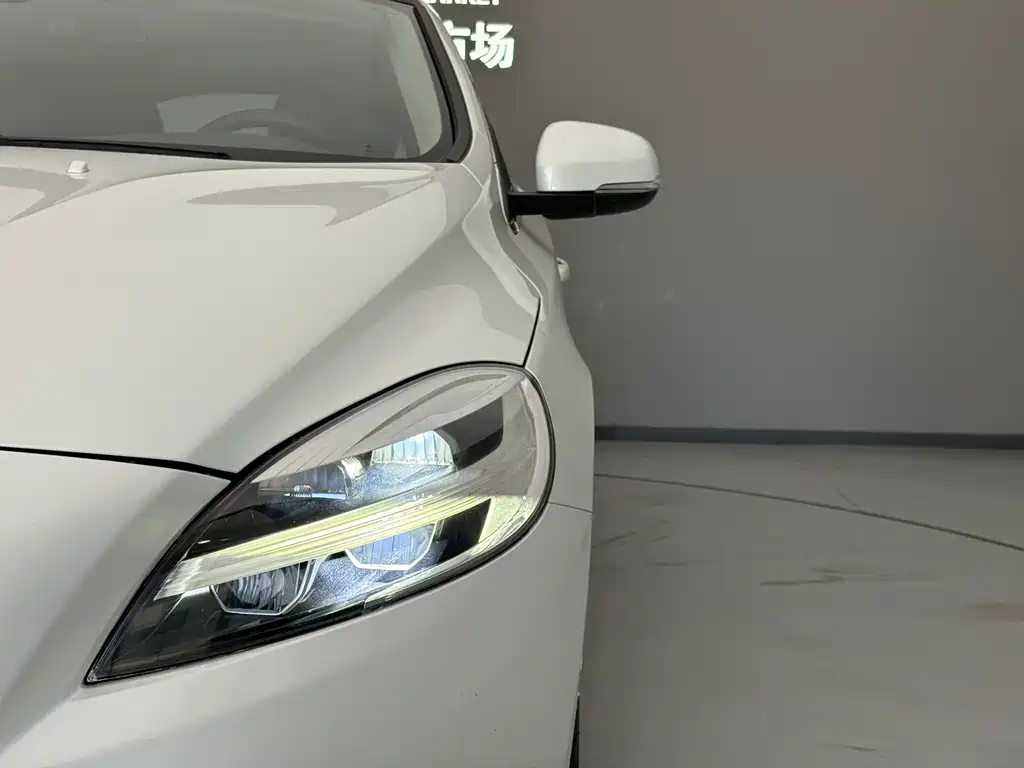 Volvo V40 2017 — фото 3