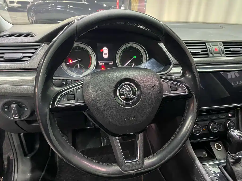 Skoda Superb 2019 — фото 11