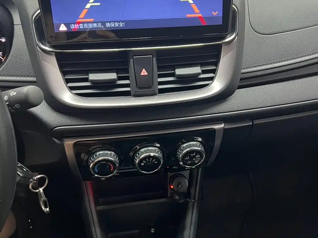 Toyota Yaris L 2022 — фото 15