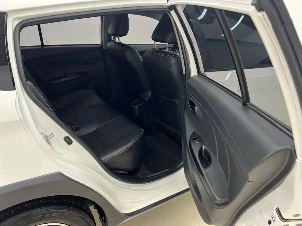 Toyota Yaris L 2022 — фото 12