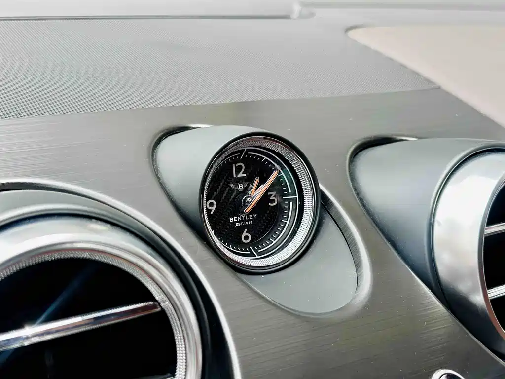 Bentley Bentayga 2018 — фото 14