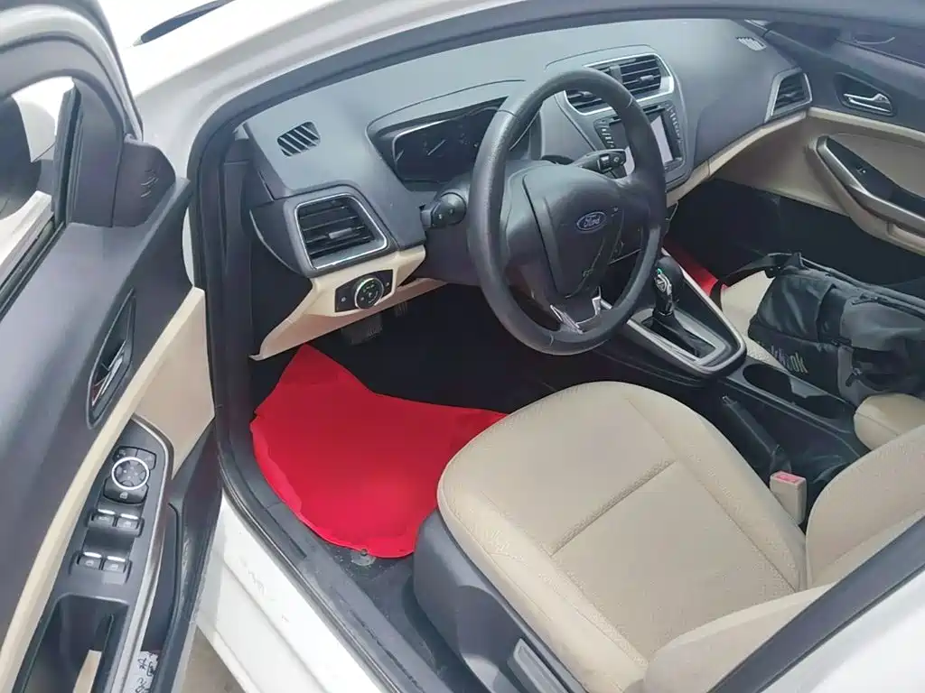 Ford Escort 2015 — фото 16