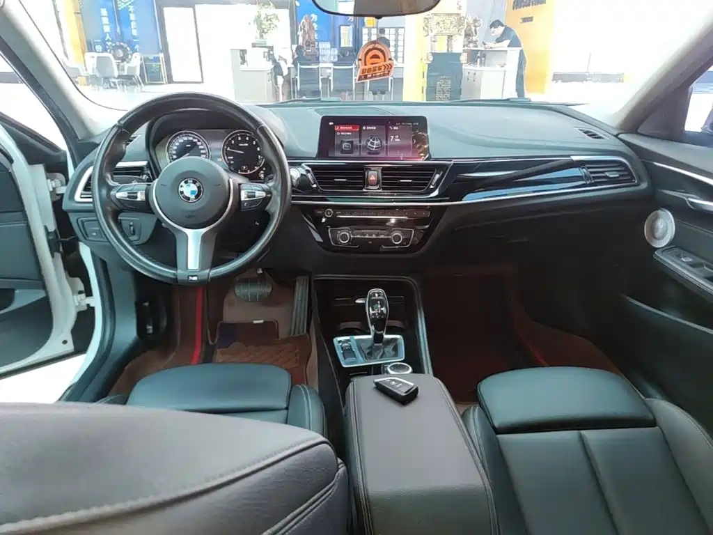 BMW 1 Series 2022 — фото 10