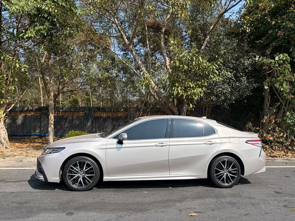 Toyota Camry 2022 — фото 3