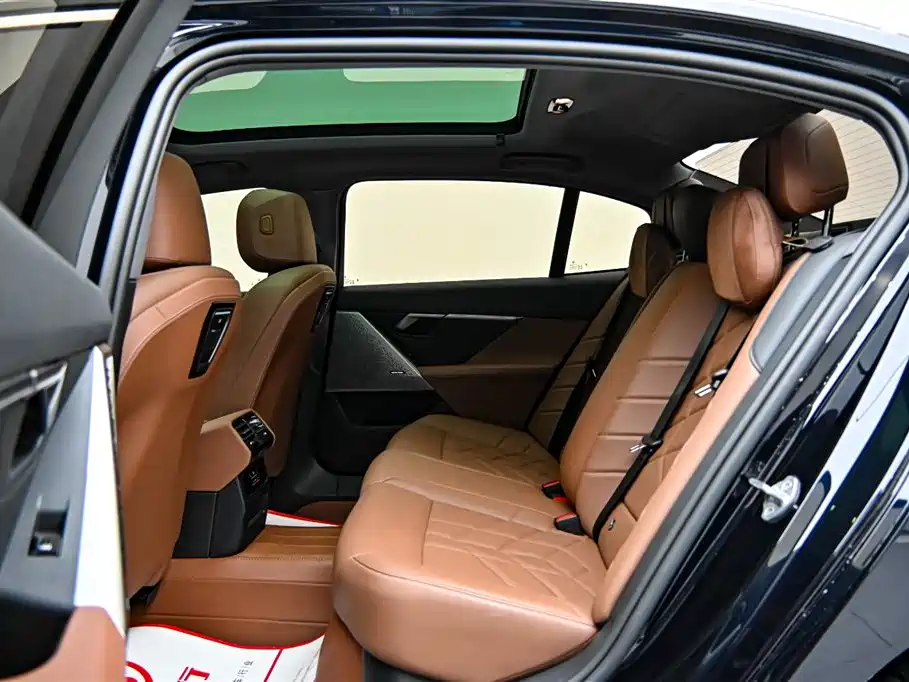 BMW 5 Series 2024 — фото 12