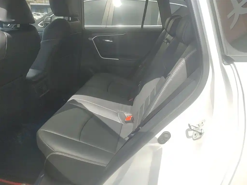 Toyota RAV4 2023 — фото 17