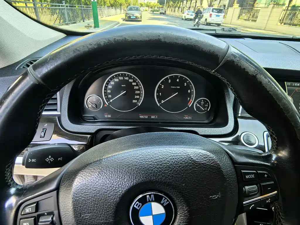 BMW 5 Series GT 2013 — фото 10