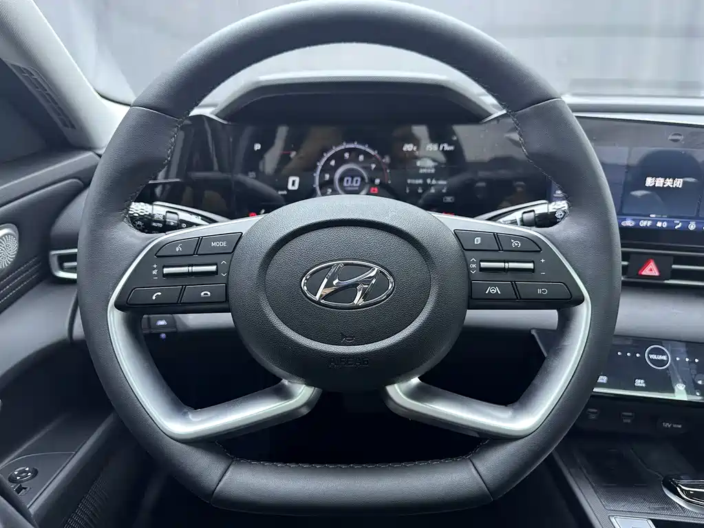 Hyundai Elantra 2023 — фото 12