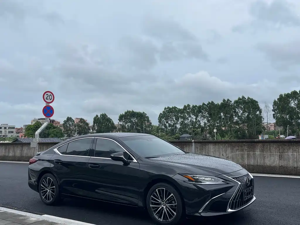 Lexus ES 2023
