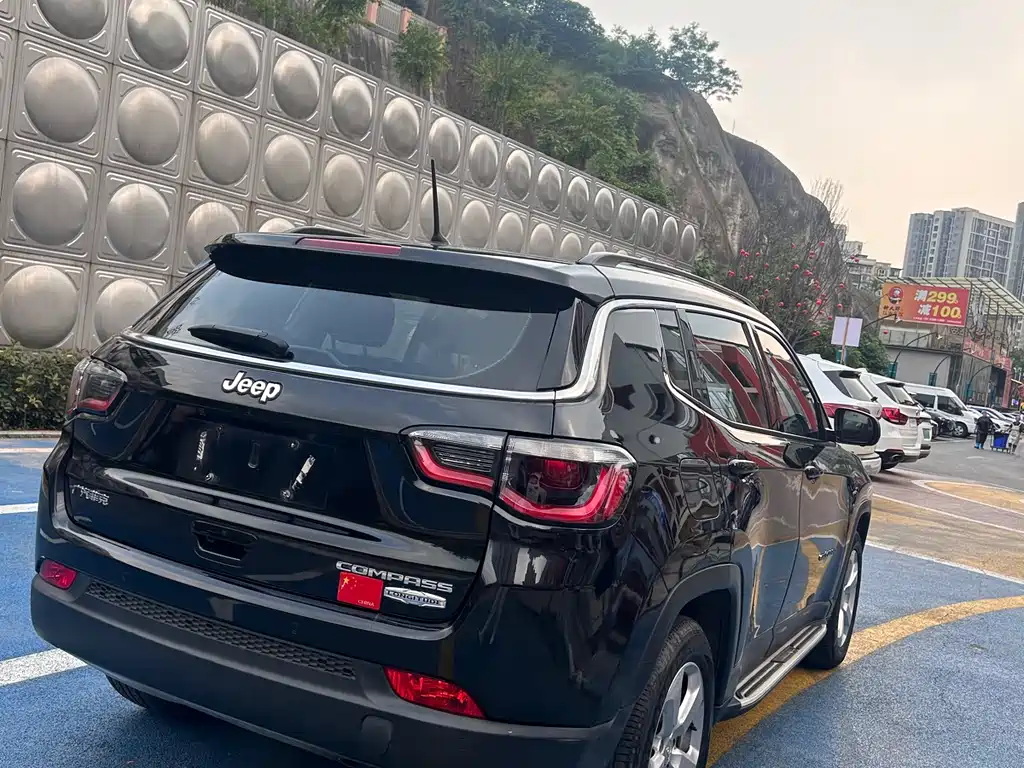 Jeep Compass 2018 — фото 8