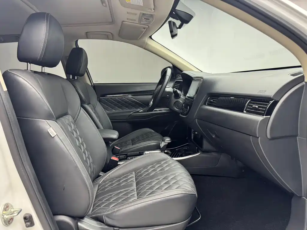 Mitsubishi Outlander 2022 — фото 10