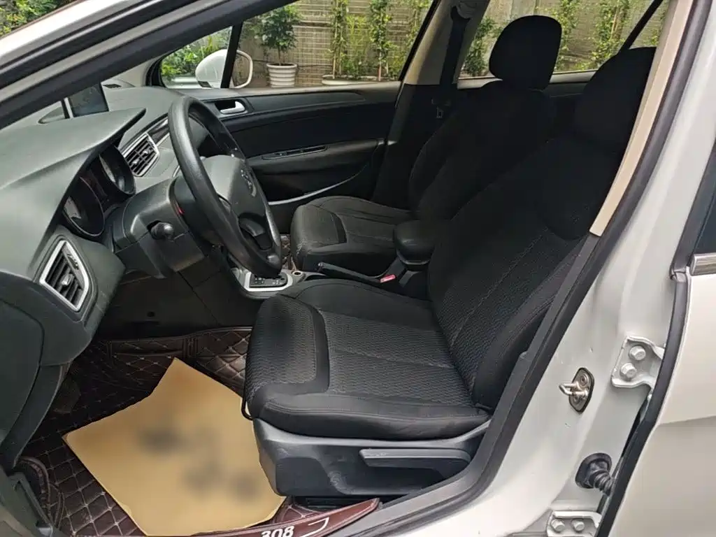Peugeot 308 2015 — фото 15