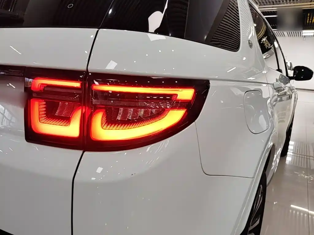 Land Rover Discovery Sport Hybrid 2024 — фото 8
