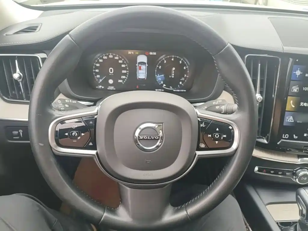 Volvo XC60 2019 — фото 11