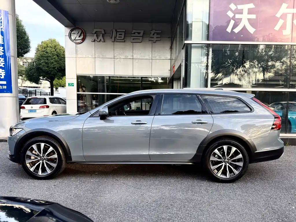 Volvo V90 2023