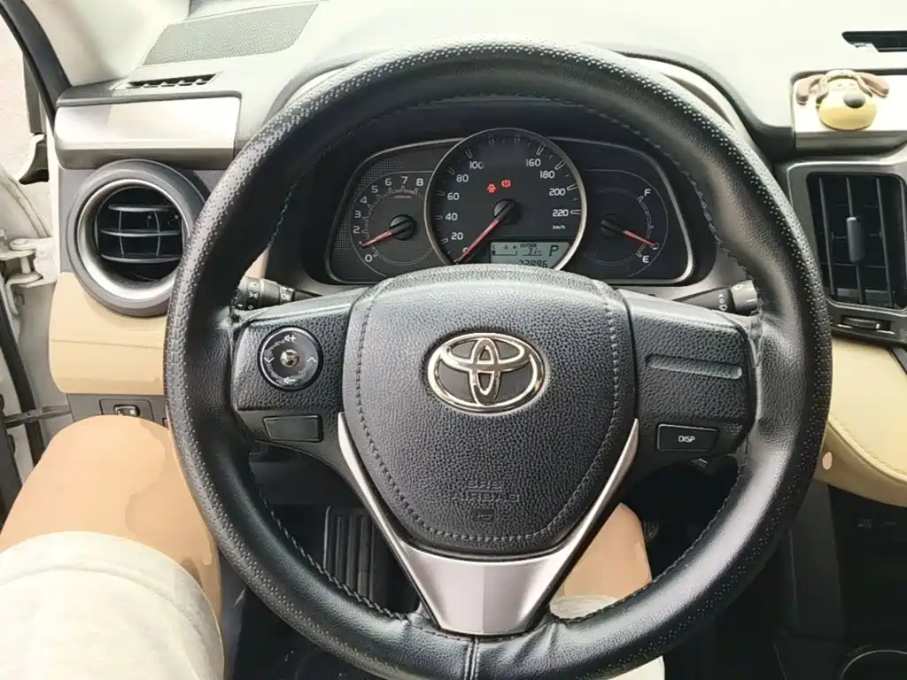Toyota RAV4 2018 — фото 11