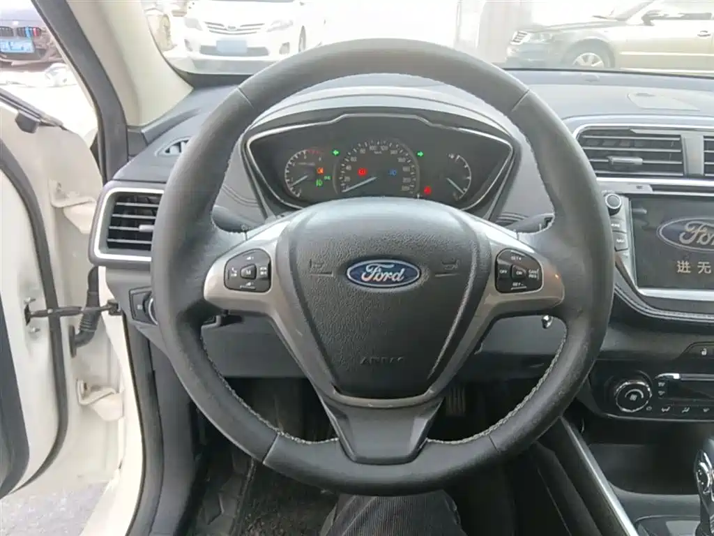 Ford Escort 2017 — фото 11