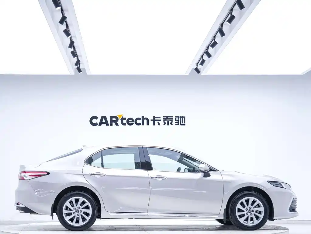 Toyota Camry 2024 — фото 2