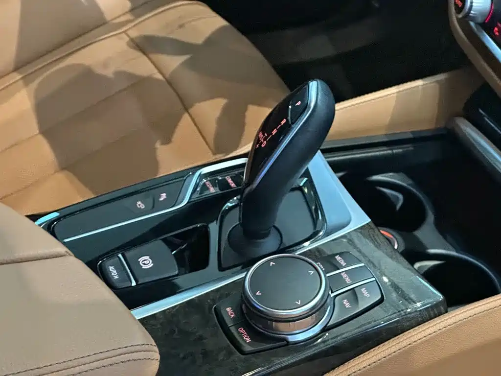 BMW 5 Series 2018 — фото 9