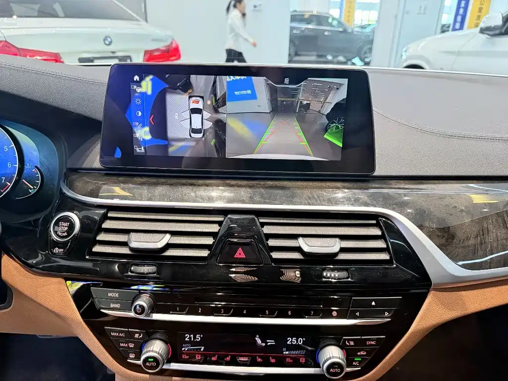 BMW 5 Series 2018 — фото 14