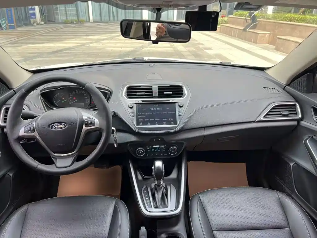 Ford Escort 2017 — фото 10
