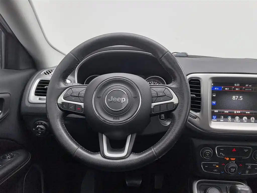Jeep Compass 2018 — фото 11