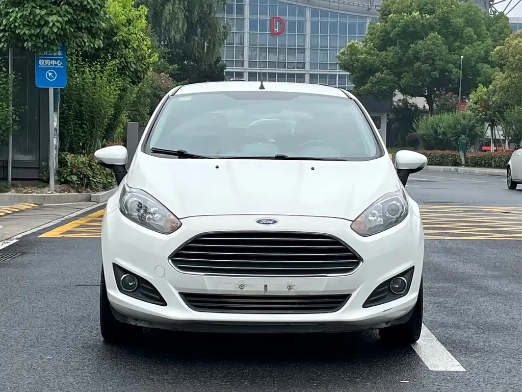 Ford Fiesta 2015 — фото 2