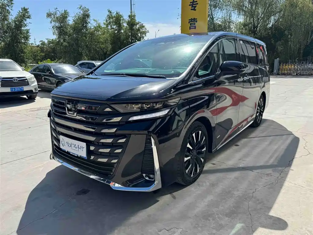 Toyota Vellfire 2024 — фото 1