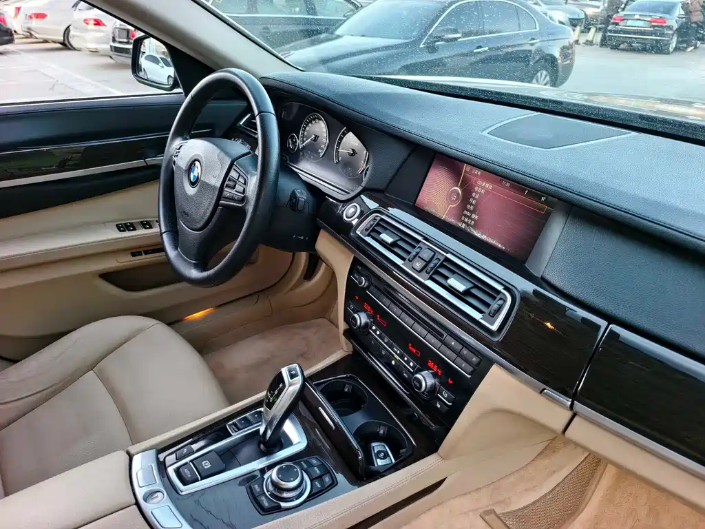 BMW 7 Series 2010 — фото 18