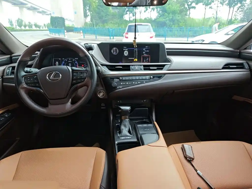 Lexus ES 2020 — фото 10