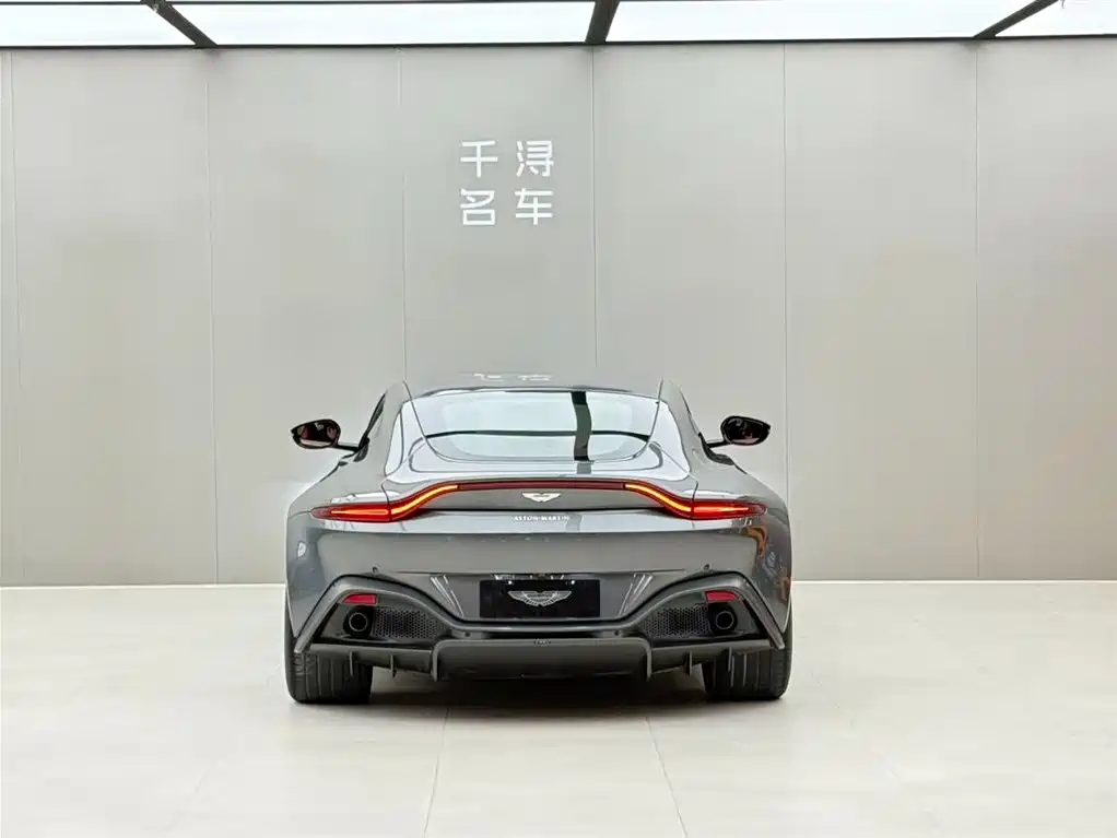 Aston Martin V8 Vantage 2019 — фото 14