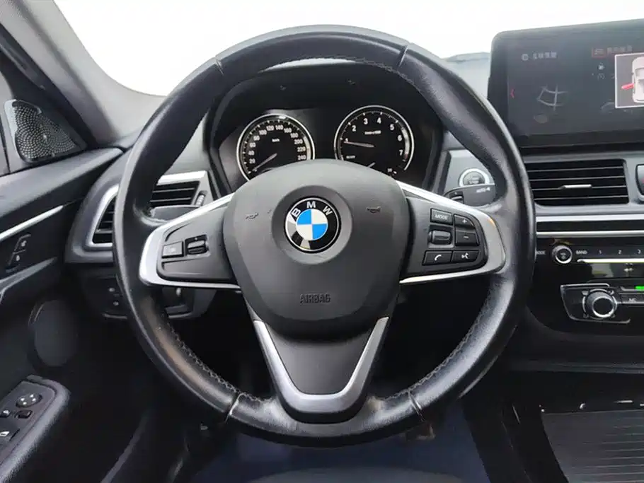 BMW 1 Series 2018 — фото 15