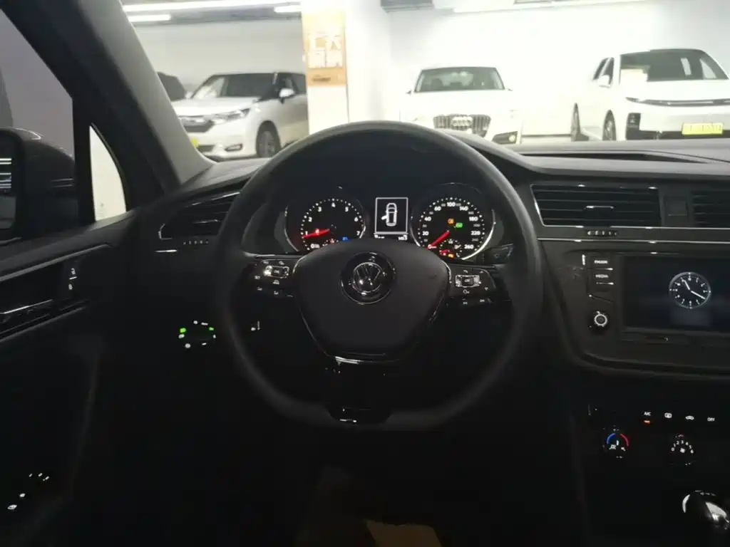 Volkswagen Tiguan L 2018 — фото 11