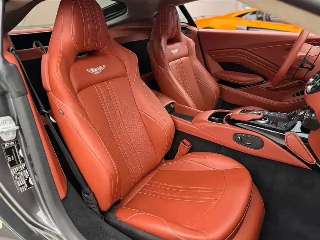 Aston Martin V8 Vantage 2019 — фото 11