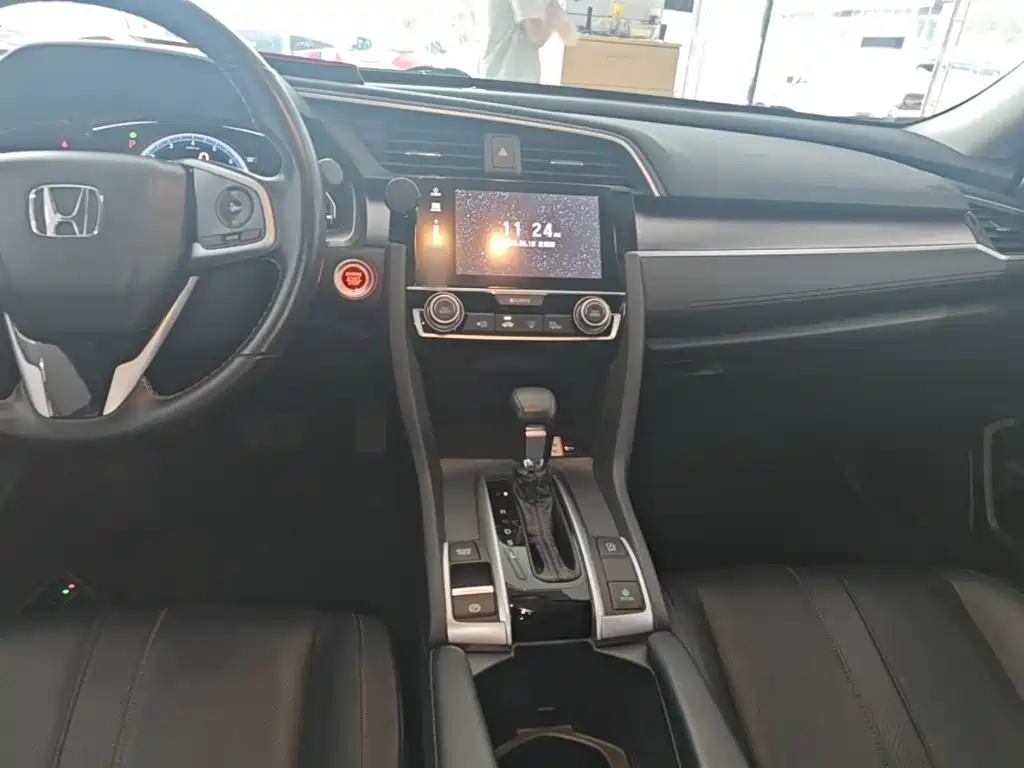 Honda Civic 2018 — фото 10