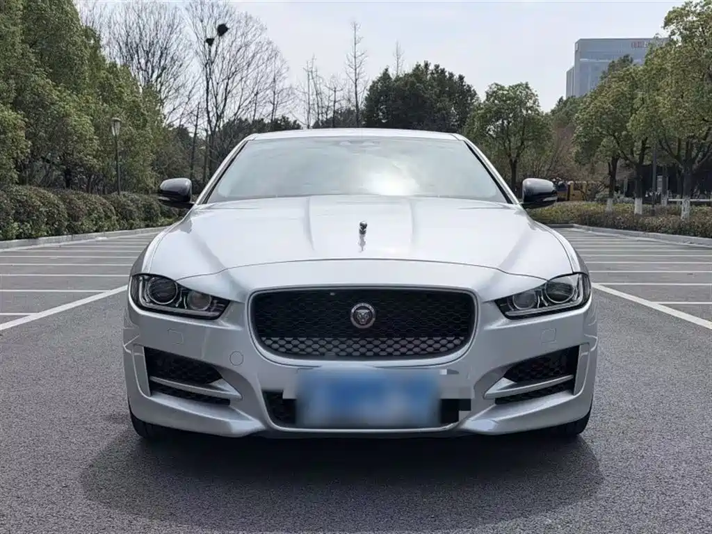 Jaguar XE 2016 — фото 17