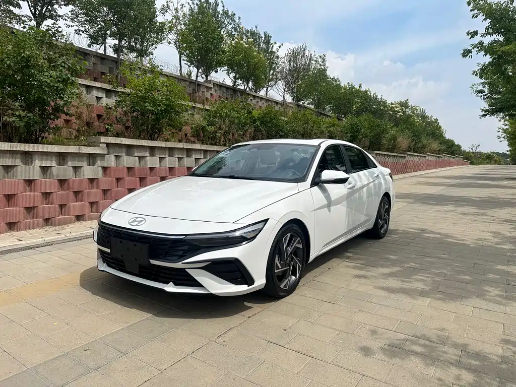 Hyundai Elantra 2023 — фото 1