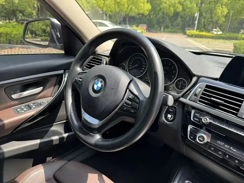 BMW 3 Series 2018 — фото 14