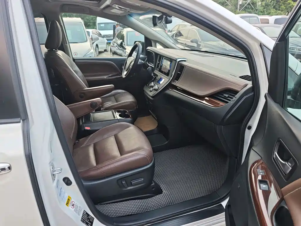 Toyota Sienna 2017 — фото 12
