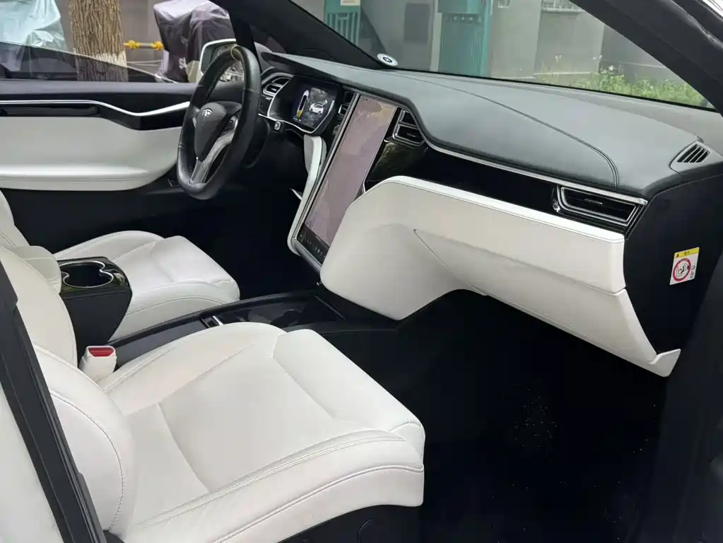 Tesla Model X 2018 — фото 13