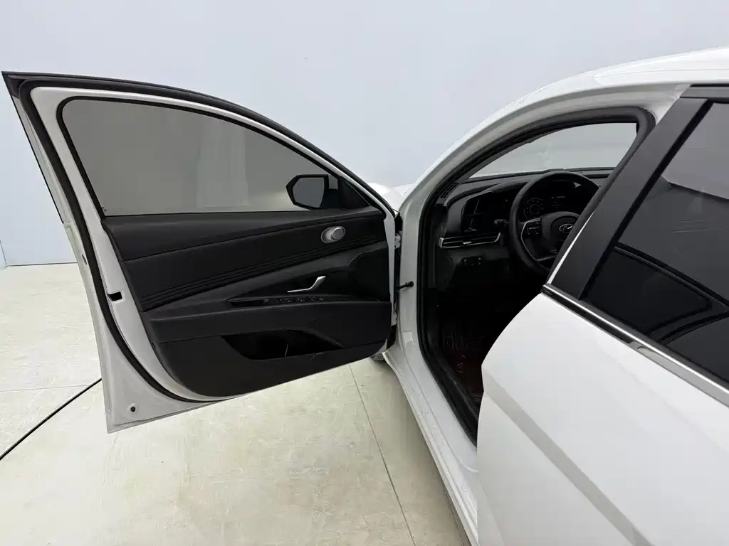 Hyundai Elantra 2023 — фото 19