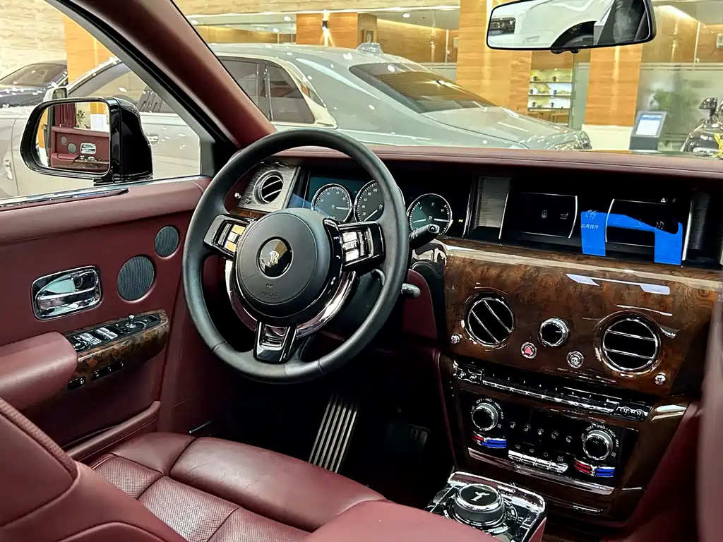 Rolls-Royce Phantom 2019 — фото 13