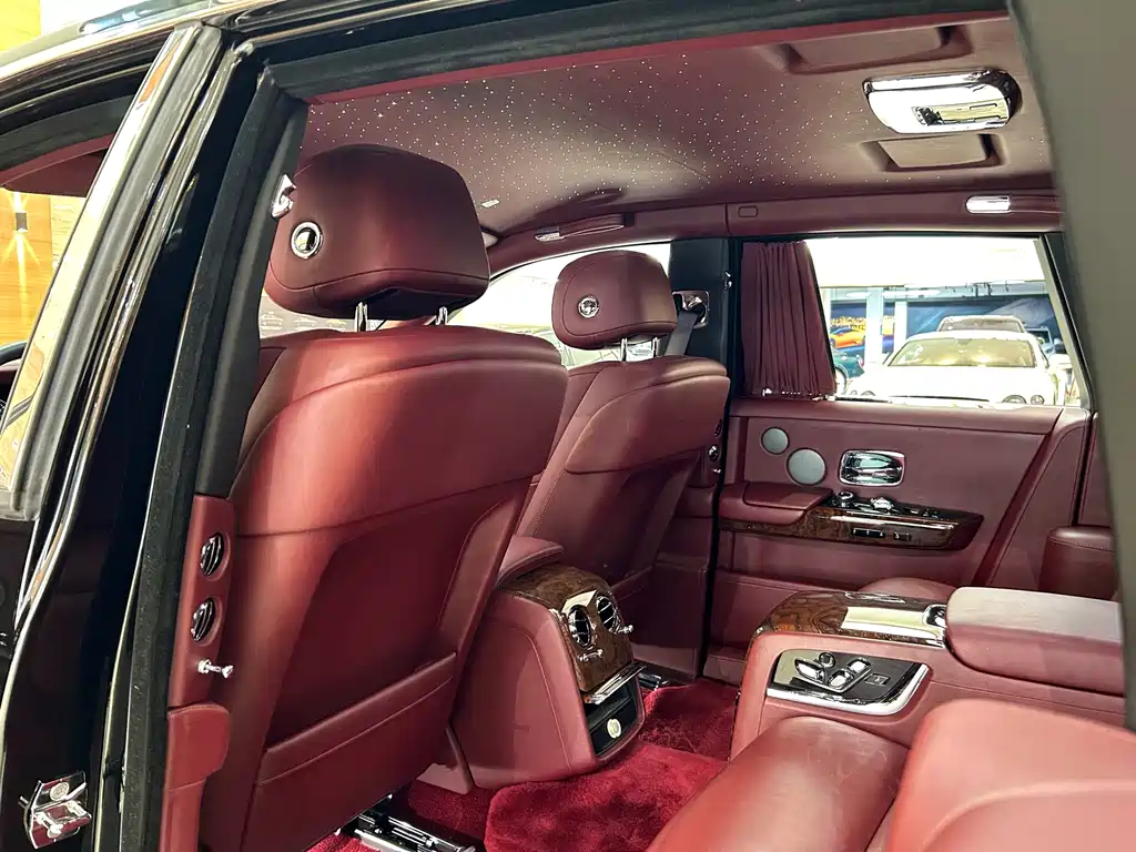 Rolls-Royce Phantom 2019 — фото 16