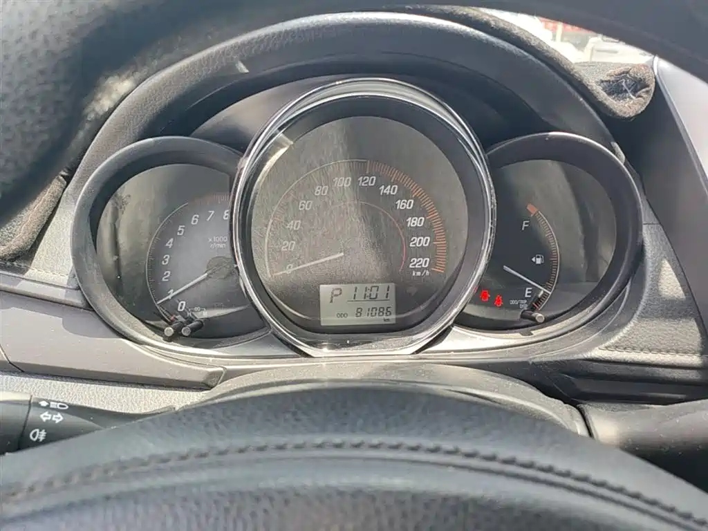 Toyota Yaris L 2019 — фото 12