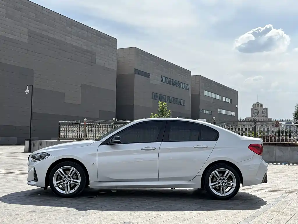 BMW 1 Series 2021 — фото 10