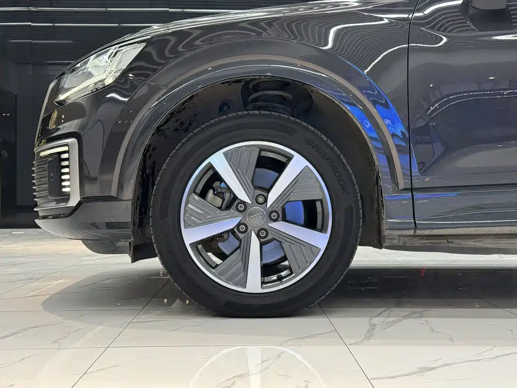 Audi Q2L e-tron 2021 — фото 13
