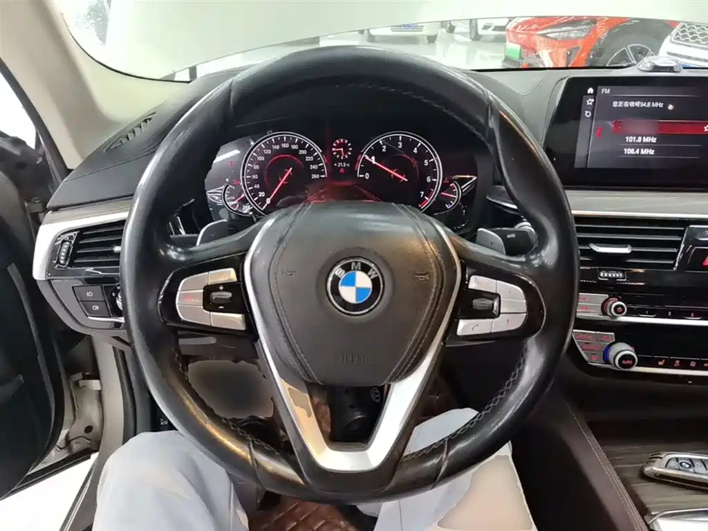 BMW 5 Series 2018 — фото 11
