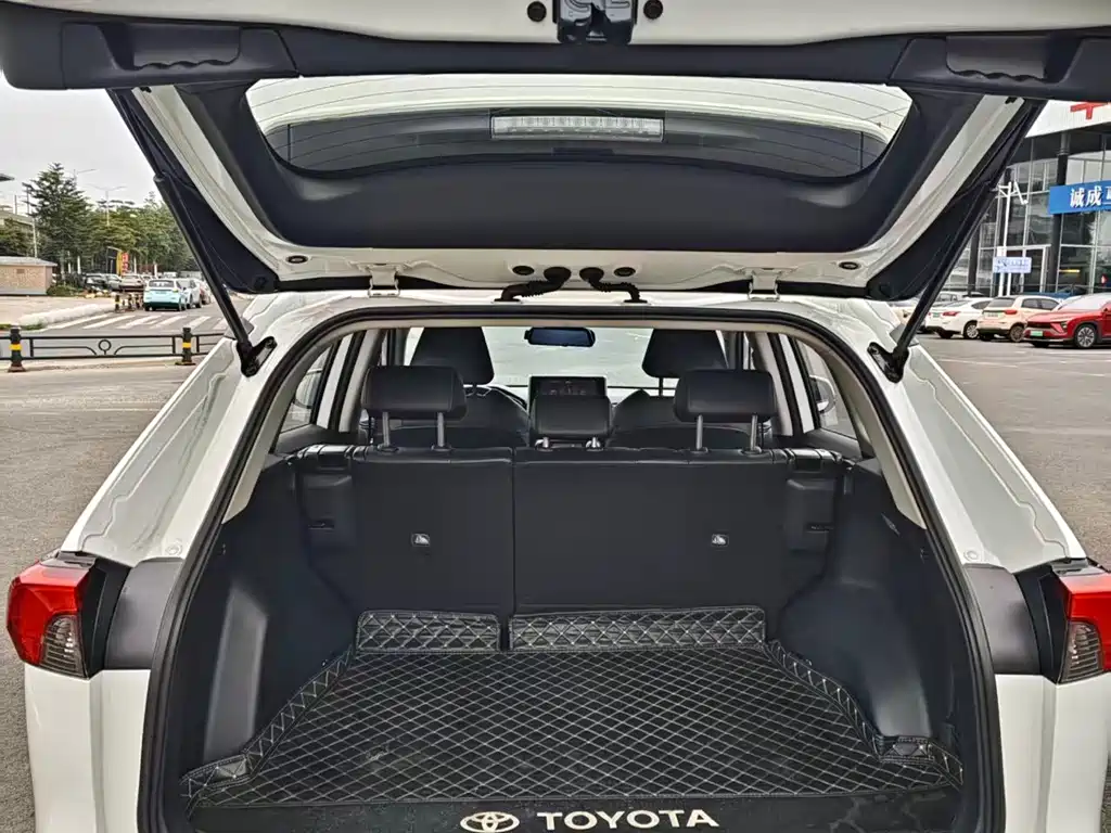 Toyota RAV4 2021 — фото 15