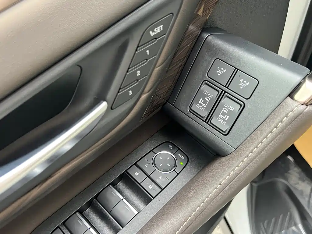 Toyota Alphard — фото 11